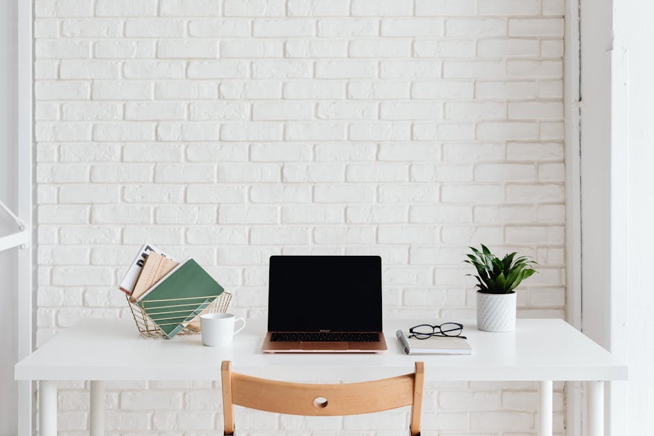 home office minimal desk - Photo by www.kaboompics.com on Pexels